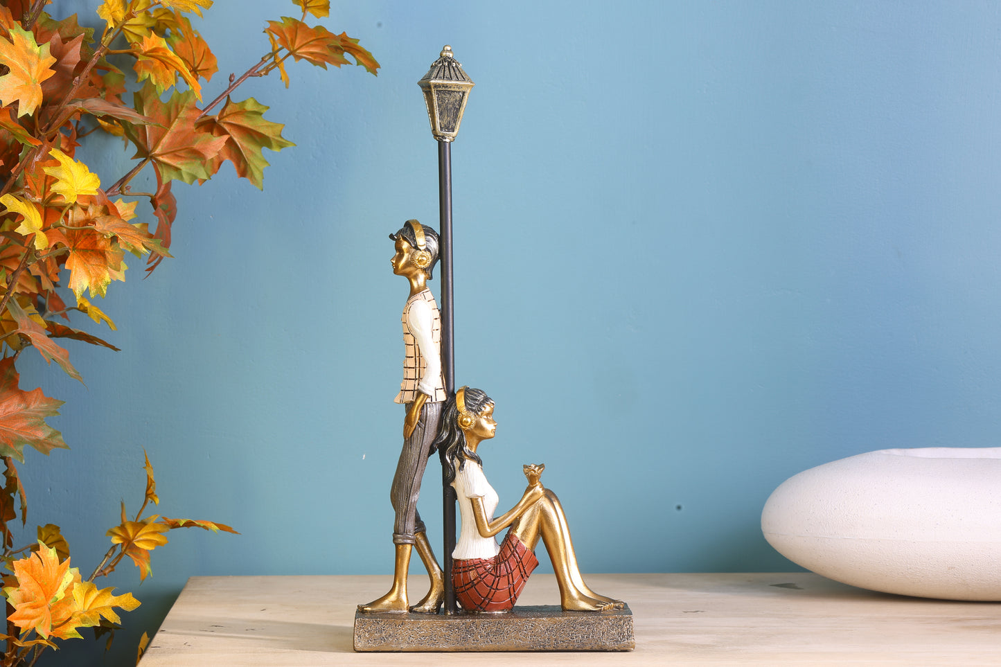 Eternal Love Under the Lamp Post – Romantic Couple Statue